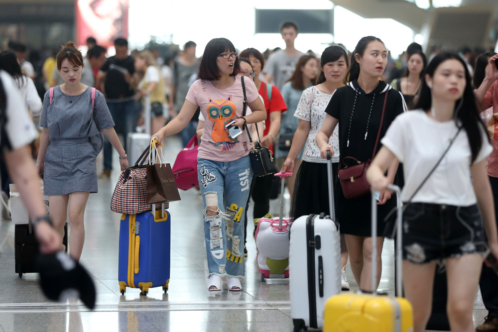 图:8日,端午出行旅客在高铁杭州东站候车\中新社
