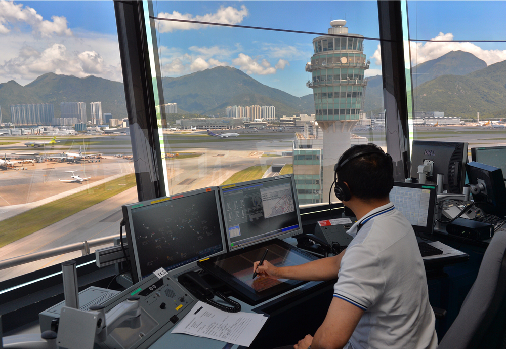 图:航空交通管制人员在北空管指挥塔使用新系统