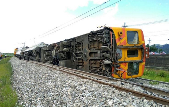 台灣一列火車出軌翻覆 多名旅客受傷