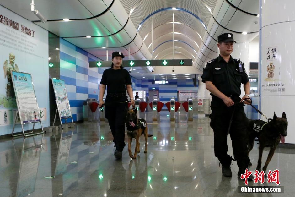 安檢宣傳展亮相北京地鐵 展出截獲仿真槍