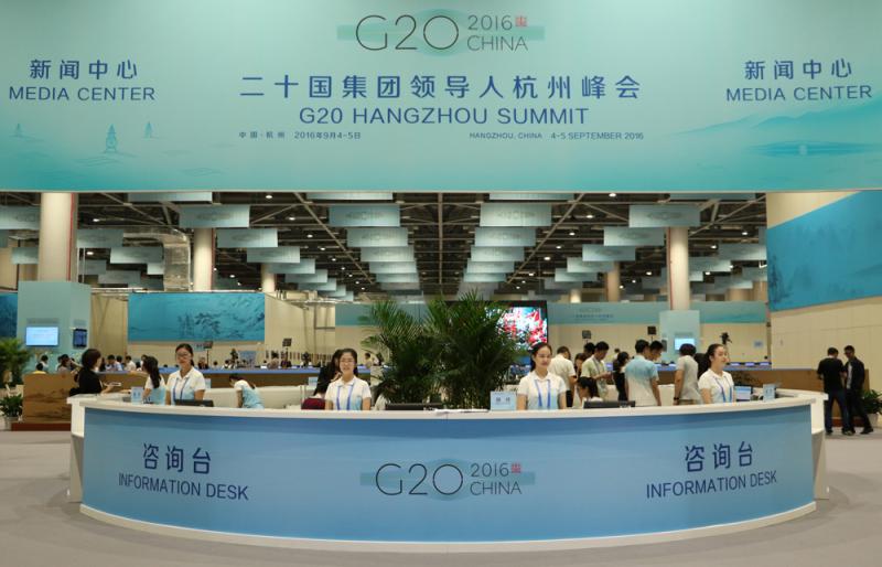 图:9月1日,g20杭州峰会新闻中心正式启用,现场志愿者以良好形象迎接