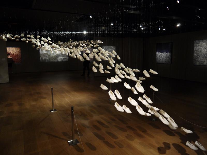 图:苏富比艺术空间迄今最大型的装置艺术《渡》\大公报记者汤艾加摄