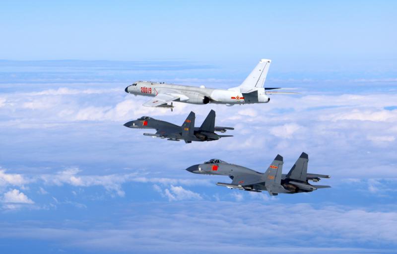 图:中国空军发布的多型战机远海训练现场图/新华社