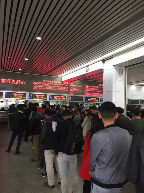 图:广州火车站售票,不少旅客前来订票/大公报记者敖敏辉摄