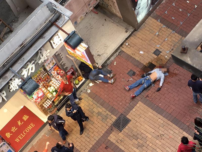 图:罗素街棚工堕楼压伤女途人,两人倒卧现场待救  读者提供图片