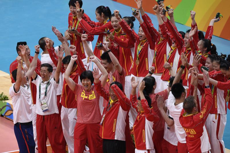 图:中国女排在2016年里约奥运夺冠,图为她们在颁奖仪式上/新华社