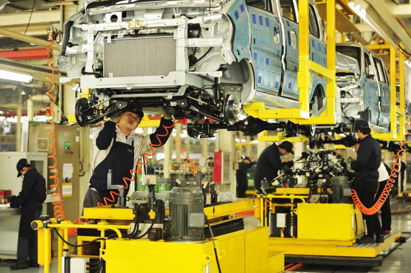 圖:工人在北汽集團河北黃驊分公司總裝車間工作/資料圖片 國家統計局發布的數據顯示,去年12月中國製造業PMI(製造業採購經理指數)報51.4%,雖較前值回落0.3個百分點,但仍連續5個月處擴張區間,且高於全年水平1.1個百分點,錄2016年月度次高。有專家表示大型企業仍是製造業平穩運行的主要支撐,小企業面臨壓力則較大,仍需進一步「降稅清費」。此外,亦有專家表示目前經濟正處「小周期」的上升期,延續至今年首季問題不大。/大公報記者倪巍晨上海報道 製造業PMI整體小幅回調符合預期。交銀金研中心高級