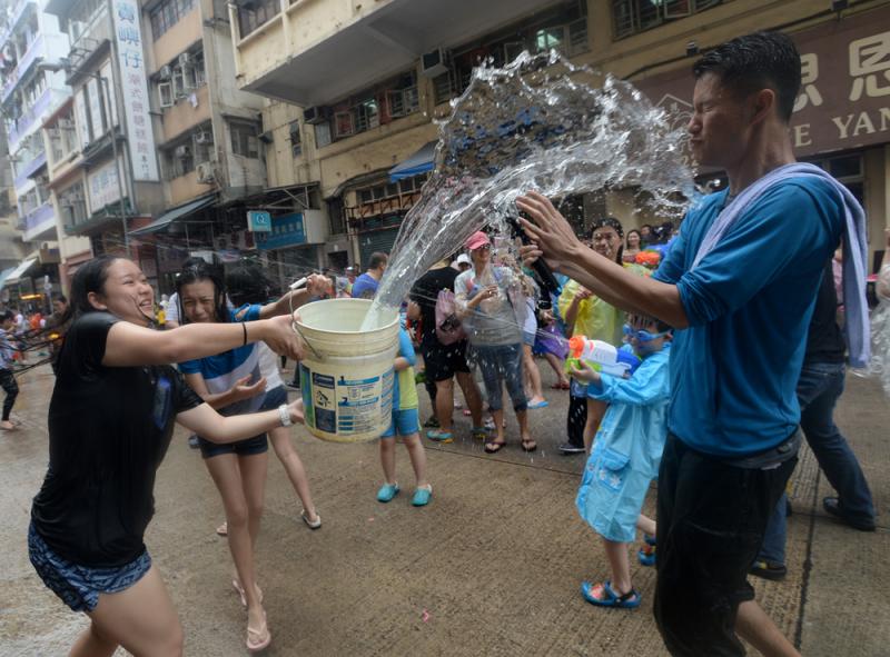 图:市民随手拎起「重型武器」水桶进行攻击大公报记者林良坚摄