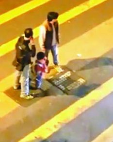 罰兒跪地過馬路 父判12月感化令