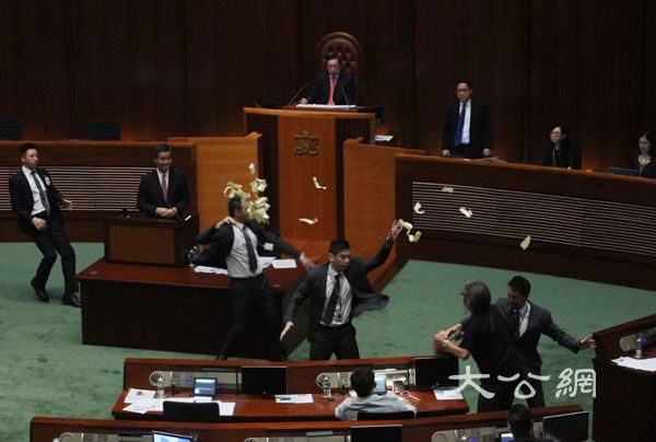 反對派再在行政長官答問會上搞事