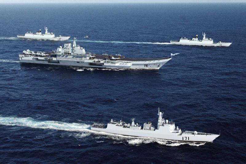 圖:固定翼預警機上艦可大幅增強航母編隊戰鬥力 資料圖片 一位軍事專家曾經說過:「一個國家如果擁有良好的預警機,即使作戰飛機數量只有敵方的一半,也一樣可以贏得戰爭。」1990年海灣戰爭,預警機表現突出。現代戰爭,更多將是信息化下的海陸空聯合作戰,預警機的作用不可或缺。在接下來的數年裏,中國國產航母將陸續建成入列,伴隨中國海軍打造「深藍」海軍的步伐走向遠洋,中國發展艦載預警機是必然的事。 中國有960萬平方公里的陸地領土、300多萬平方公里的海洋國土、漫長的陸地邊境線,要完成國土防禦性任務,對預