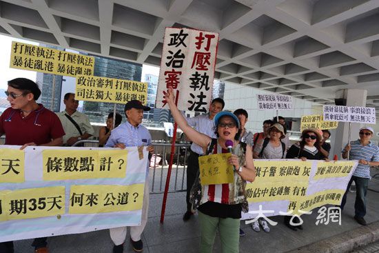 市民到法庭撐七警