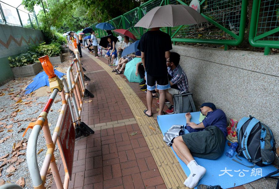 「遼寧號」魅力太大，數百市民通宵排隊