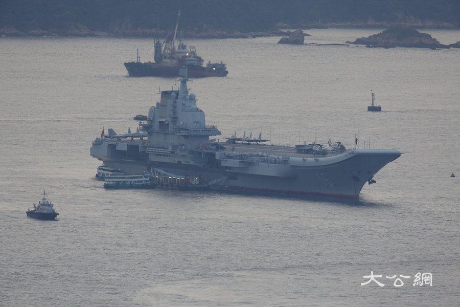 遼寧艦舉行甲板招待會  逾300嘉賓歡聚