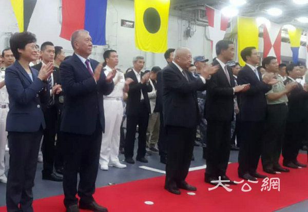 遼寧艦舉行甲板招待會  逾300嘉賓歡聚