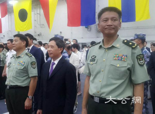 遼寧艦舉行甲板招待會  逾300嘉賓歡聚