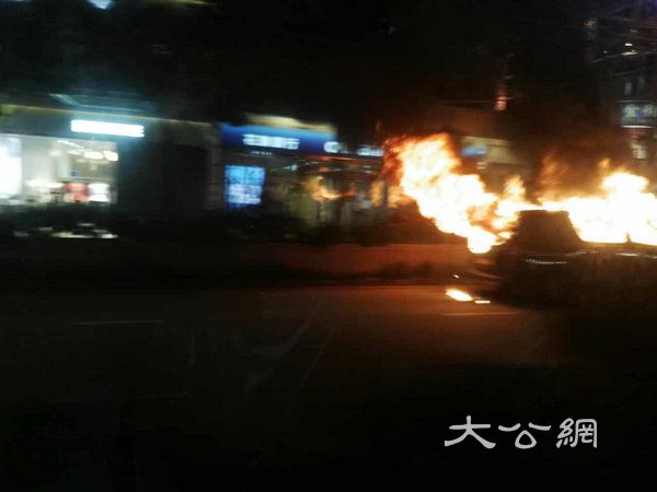 突發丨佐敦客貨車陷火海 交通受阻