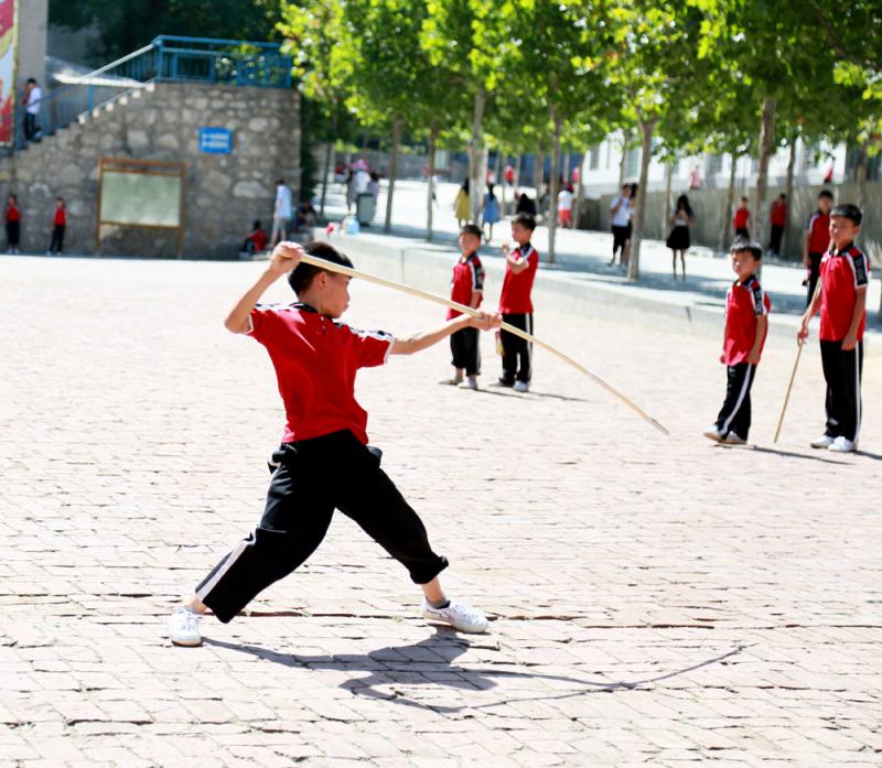 图:在塔沟武术学校习武的少年 实习记者花豫湘摄