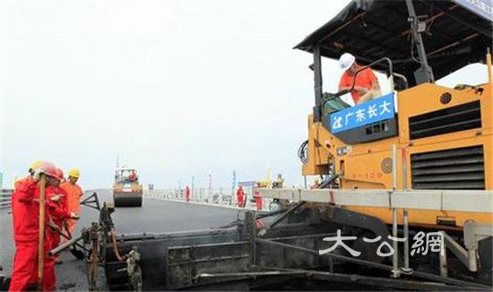 港珠澳大橋橋面鋪裝完成　相當於98個足球場