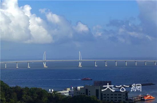 港珠澳大橋橋面鋪裝完成　相當於98個足球場