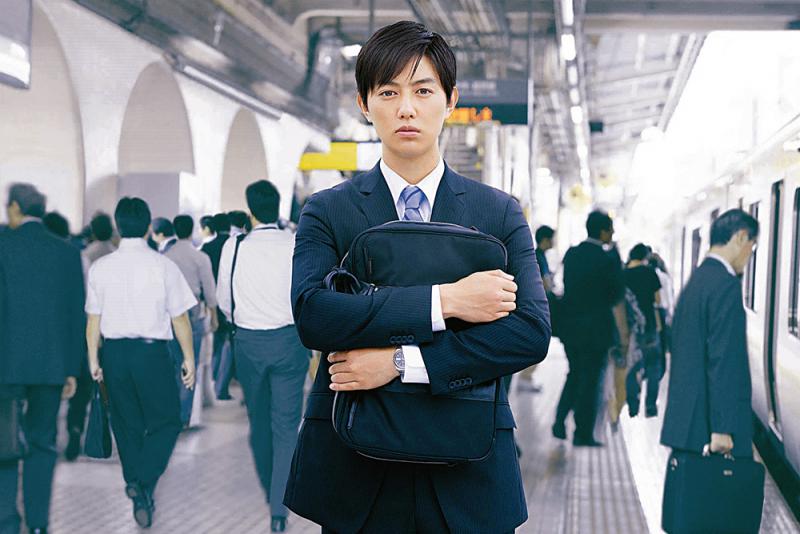 图:工藤阿须加饰演青山隆,是典型日本年轻上班族.