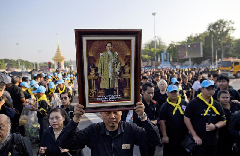 泰国从25日起为已故泰王普密蓬举行为期五天的国葬仪式,普密蓬的遗体