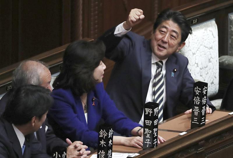 图:安倍晋三(右)第四次当选日本首相\美联社
