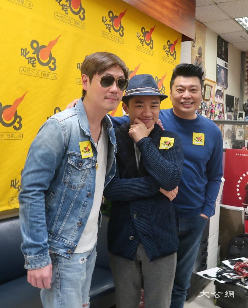 右起阮兆祥,王祖蓝及李思捷正忙於宣传他们的十周年演唱会.