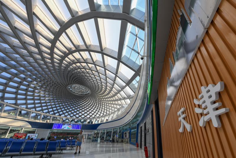图:坐落於天津滨海新区中心商务区的于家堡高铁站  资料图片