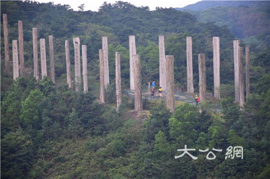 香港大屿山的「心经简林」,根据饶宗颐大字榜书《心经》建造(文汇报