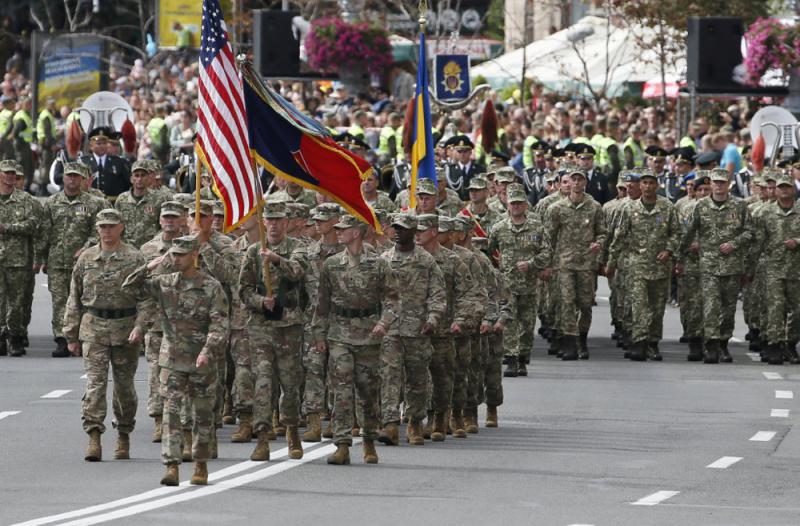 图:去年8月24日,美国士兵获邀参加乌克兰独立日举行的阅兵仪式