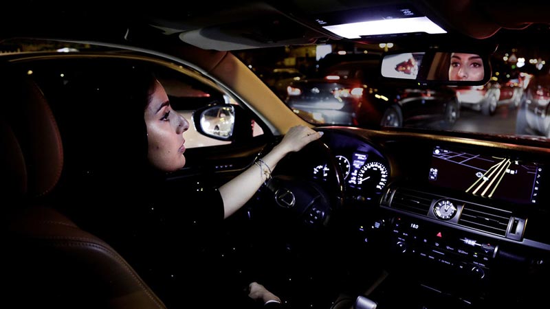 沙特解除“女性不得駕車”禁令 首批女司機正式上路