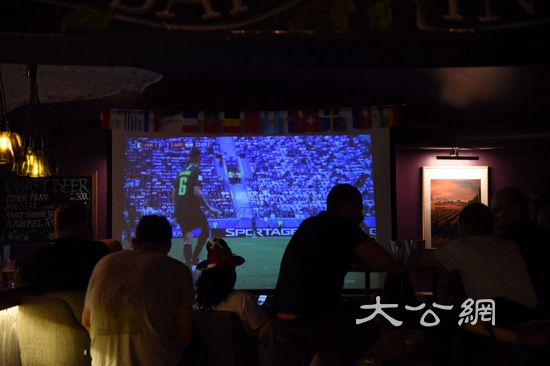 世界杯采访手记|球迷区挤爆 俄官方呼吁酒吧观赛