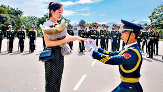 驻港部队士兵求婚 单膝跪地献军功章