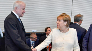 默克尔与内政部长握手言和 德国躲过政权危机