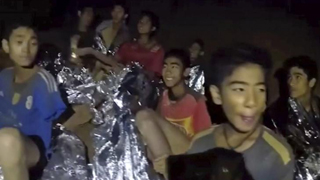 泰国被困少年足球队拍片报平安 出洞通道尚未找到