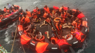 普吉岛游船倾覆事故：中方搜救队与泰方仍在全力开展搜救