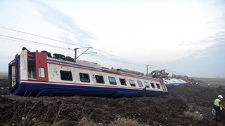 土耳其发生火车出轨事故 造成24死数百伤