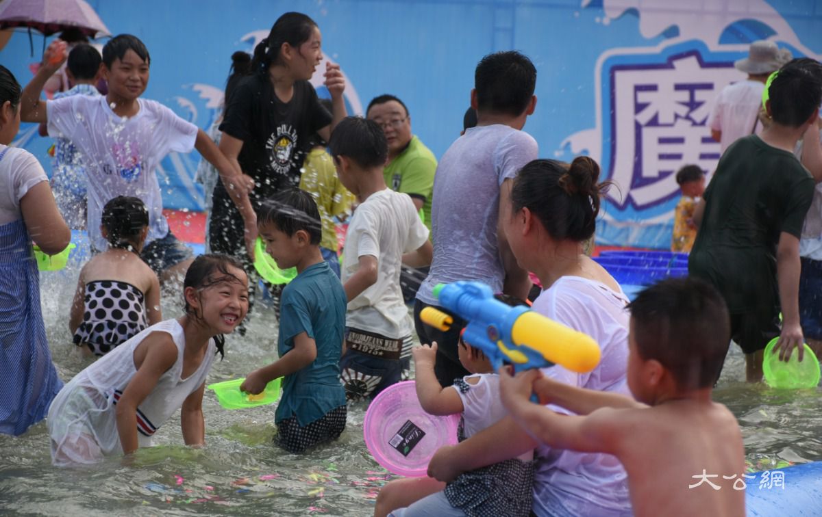 郑州法莉兰举办魔法戏水狂欢节 打造情景体验式主题乐园