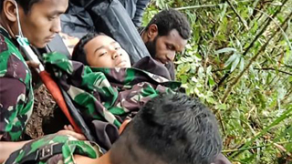 ﻿印尼一架轻型飞机坠毁 12岁童生还
