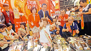 ﻿香港美食博览“赢家” 一蚊捧走8000元鲍鱼福袋