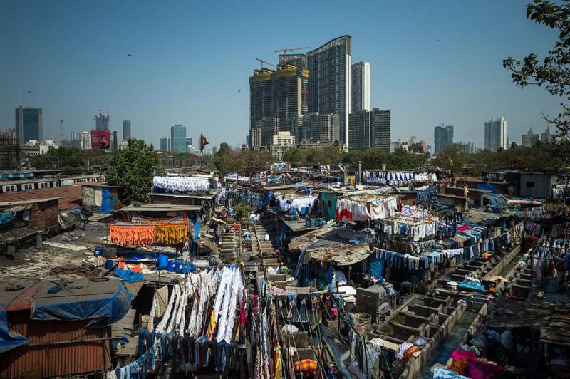 图:印度城市孟买富人区与贫民窟比邻而立
