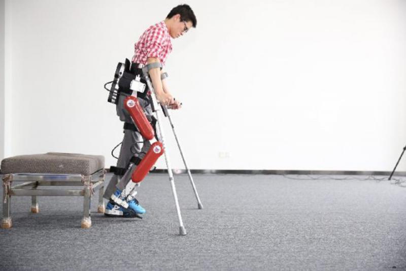 站立行走,对普通人来说是再简单不过的动作,但对脊髓损伤的截瘫者而言