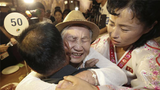 ﻿分隔两地长达65年之久朝韩家属再团聚  共相处11小时