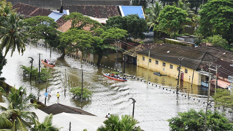 印度发生百年不遇洪灾 遇难人数升至400人