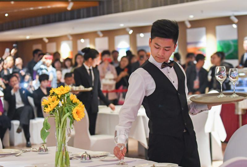图:如果兼职当宴会的服务员,一般一个晚上可以赚取400元至500元