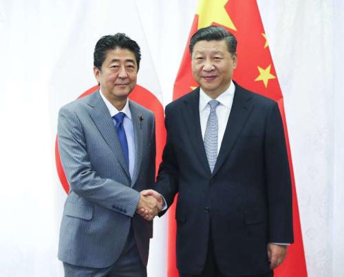 习近平在符拉迪沃斯托克会见日本首相安倍晋三