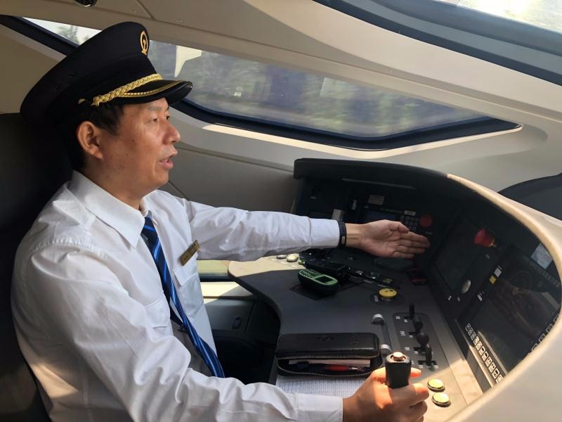郑州机务段担当首趟京港高铁北京西至郑州段乘务工作