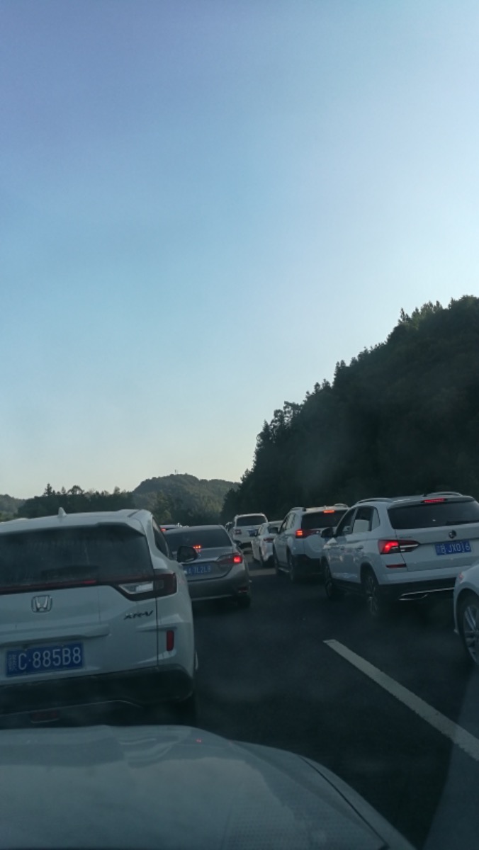 旅客集中返程 粤高速现50公里车龙