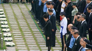 香港举办仪式悼念为保卫香港而捐躯人士